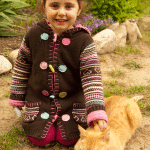 una simpatica bambina gioca col gatto rosso in casa vacanza in toscana. Pretty little girl play with mi red cat leon in the garden near Fiesole