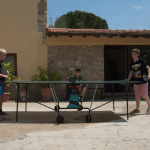 bambini giocano a ping pong nel giardino