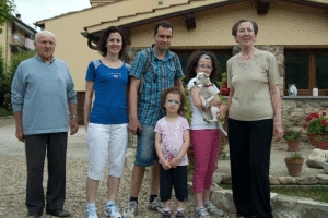 una intera famiglia con nonni e figli è ospite di Eridu
