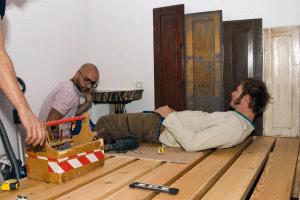 Artisti costruiscono un letto con materiale riciclato