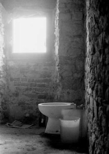 ristrutturazione del bagno camera artigiana del b&b Eridu in Italia