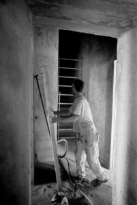 muratore che lavora al retauro del b&b Eridu vicino a Fiesole